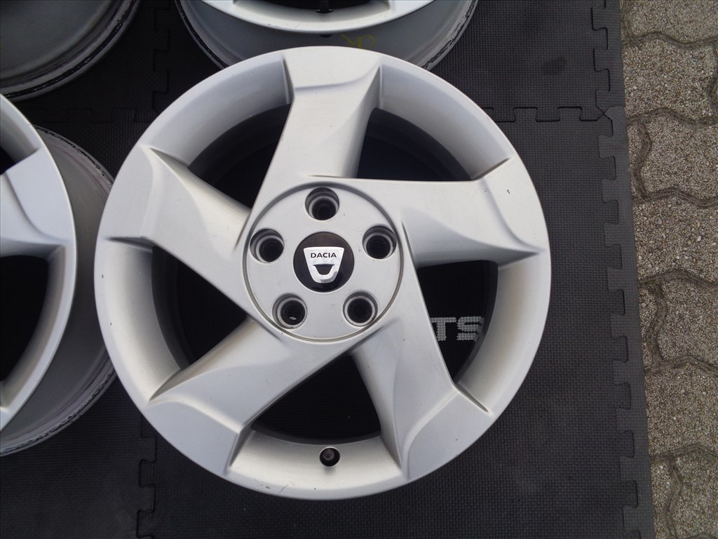 Dacia Duster gyári alufelni 16-os, 5×114-as osztó, szép állapotban eladó. 5. kép