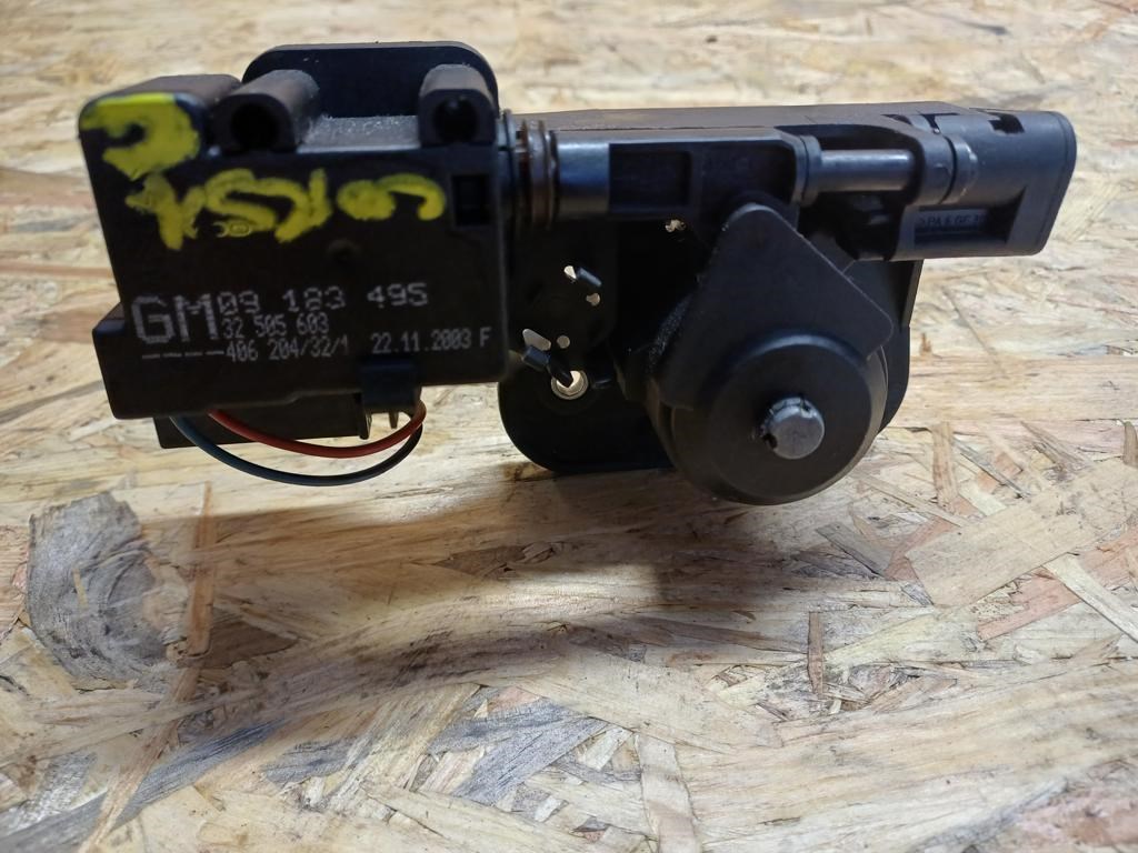 Opel Corsa C (2000-2010) Csomagtérajtó Zár Kulccsal  4. kép