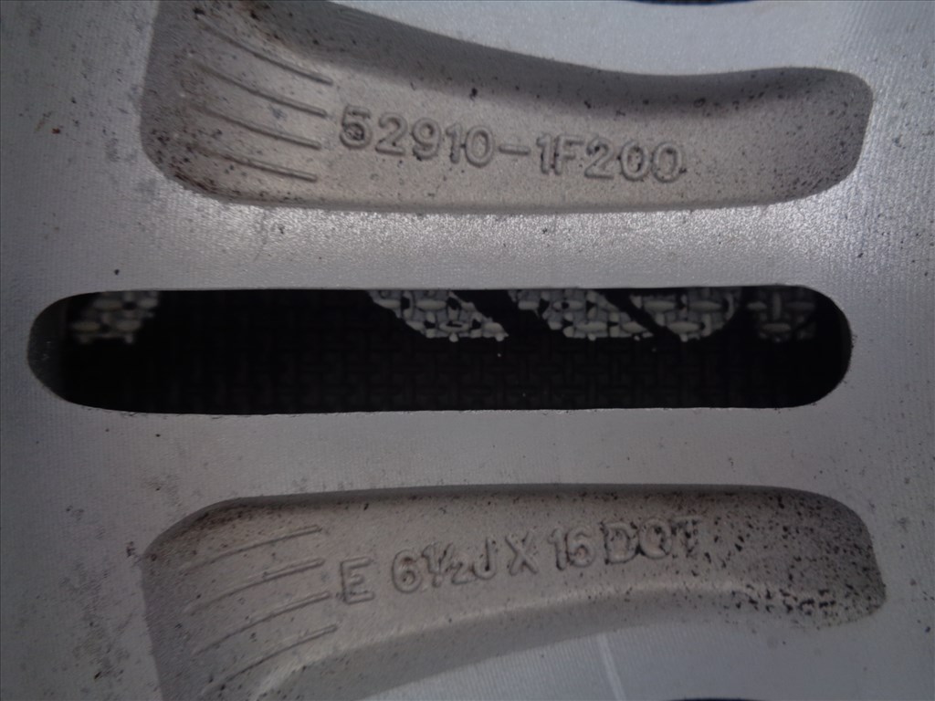 Kia gyári alufelni 16-os, 5×114.3-as osztóval szép állapotban eladó.  8. kép