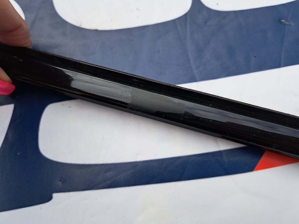 BMW E46 coupe cabrio fekete shadowline jobb elsõ vízlehúzó díszléc dekorléc - hibás 2. kép