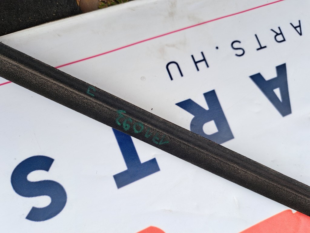 BMW E46 coupe cabrio fekete shadowline jobb elsõ vízlehúzó díszléc dekorléc - hibás 4. kép