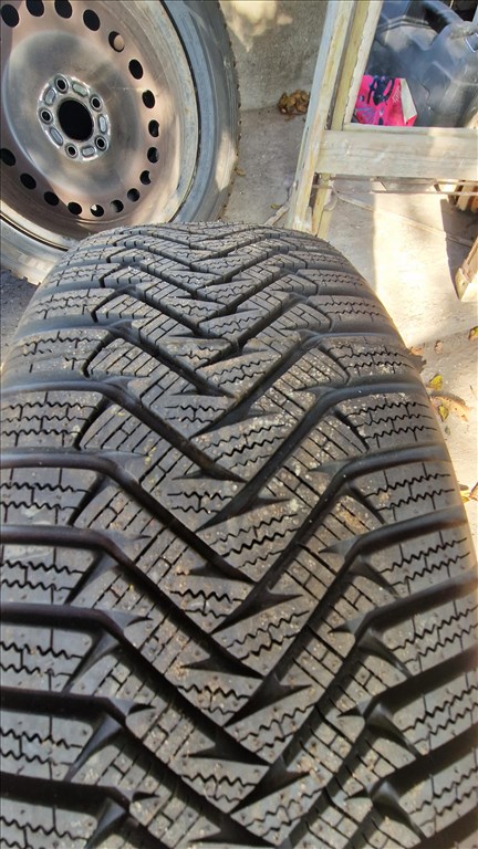  16" új lemezfelni, rajta 215/55 új Laufenn téli gumi gumi  2. kép