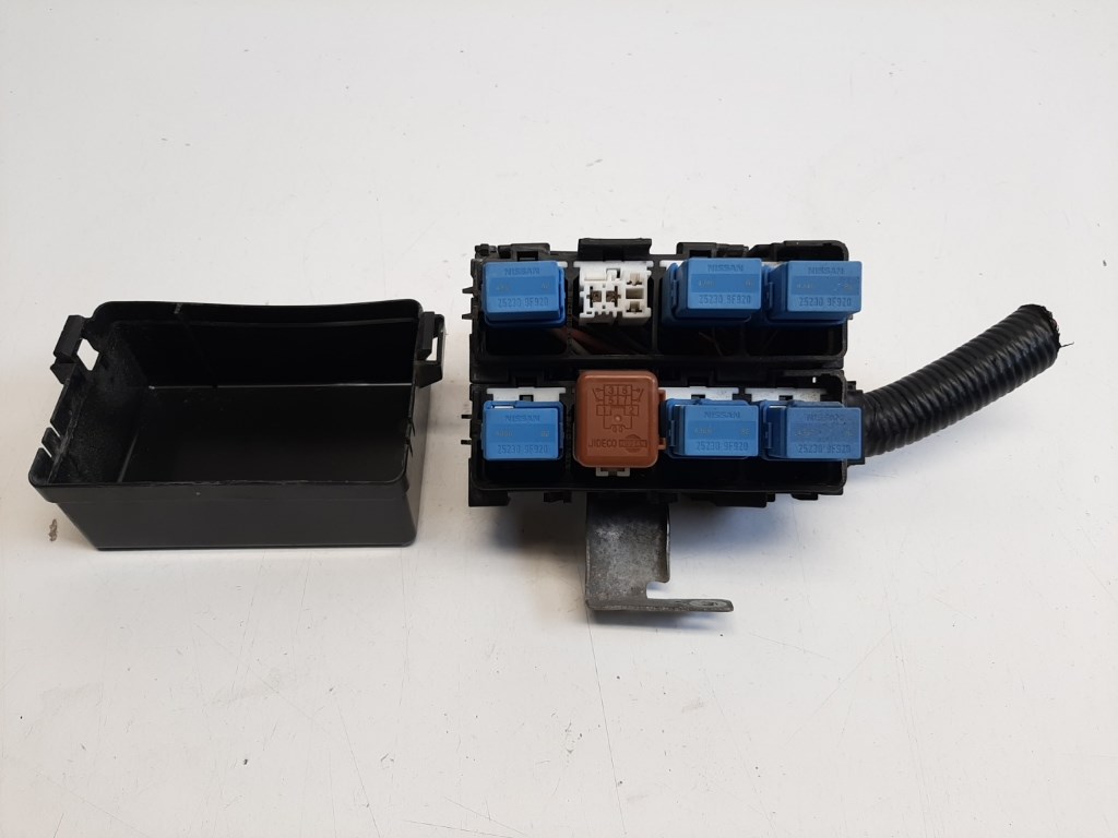 Nissan Pulsar (C13) biztosítéktábla motortér 243821KN0A 3. kép