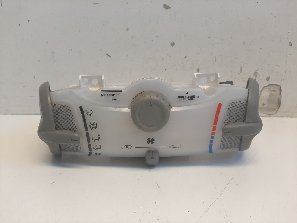 Toyota Aygo (AB10) fûtéskapcsoló (fûtés kapcsoló) 559000H020 1. kép