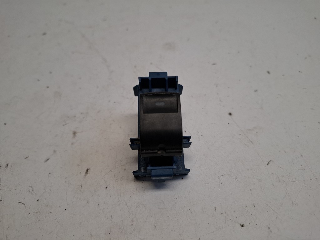 Toyota Verso jobb elsõ ablakemelõ kapcsoló 8481005070 1. kép