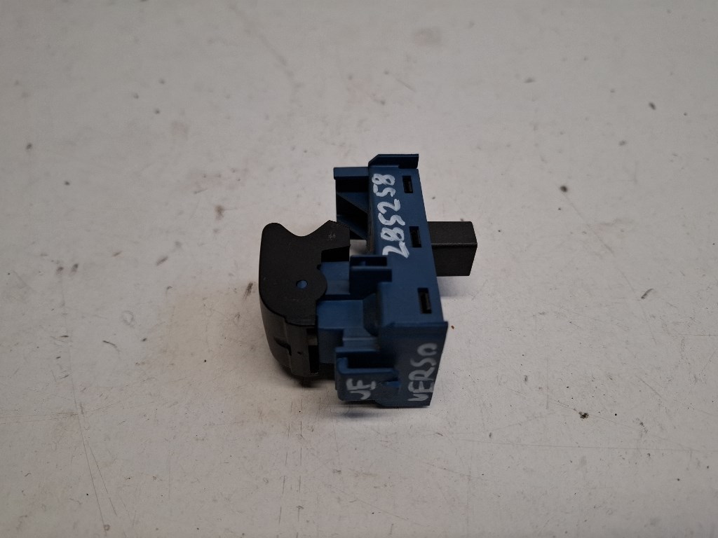 Toyota Verso jobb elsõ ablakemelõ kapcsoló 8481005070 2. kép