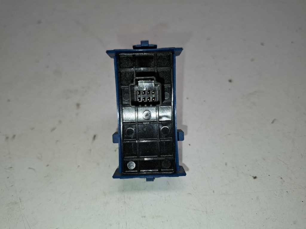 Toyota Verso jobb elsõ ablakemelõ kapcsoló 8481005070 3. kép