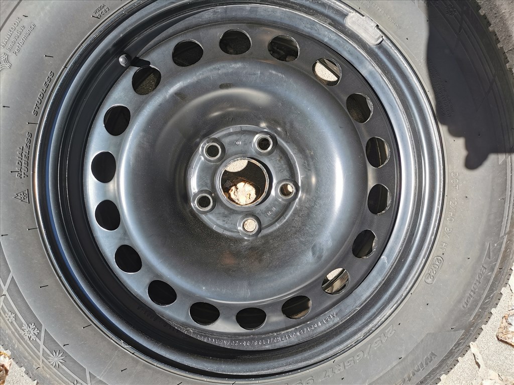  AUDI Q3-on használt  5x112  /  17" újszerű lemezfelni, rajta 215/65 újszerű Hankook téli gumi  2. kép