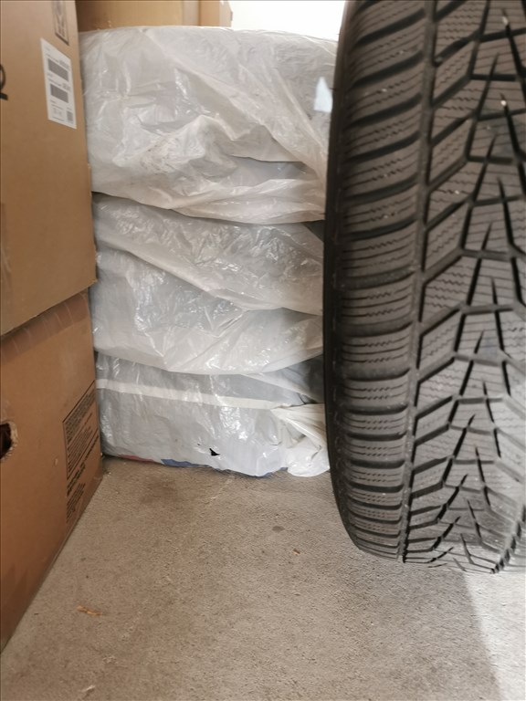  AUDI Q3-on használt  5x112  /  17" újszerű lemezfelni, rajta 215/65 újszerű Hankook téli gumi  4. kép