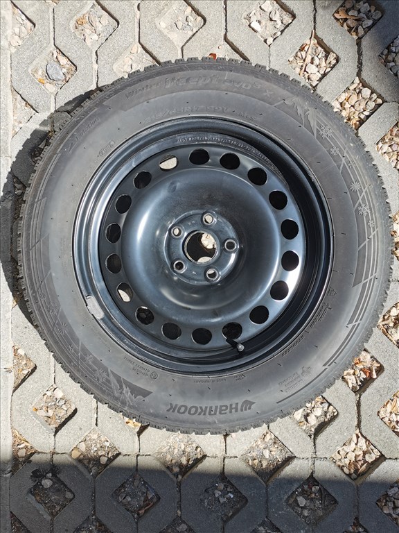  AUDI Q3-on használt  5x112  /  17" újszerű lemezfelni, rajta 215/65 újszerű Hankook téli gumi  1. kép