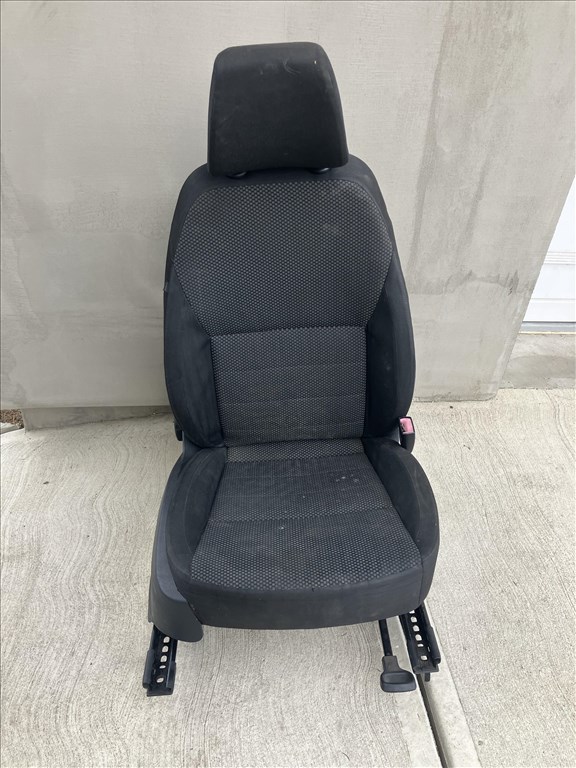 Skoda Octavia III Jobb első ülés fűthető légzsákos 1. kép