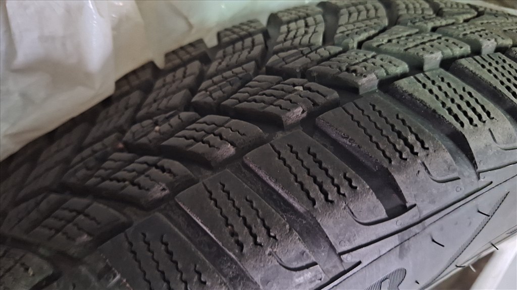  BMW I3 19" újszerű alufelni, rajta 155/70 újszerű Goodyear téli gumi gumi  2. kép