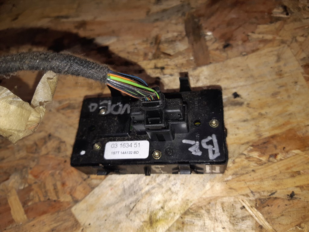 Ford Mondeo III Bal Elsõ Ablakemelõ Kapcsoló 1S7T14A132BD 2. kép