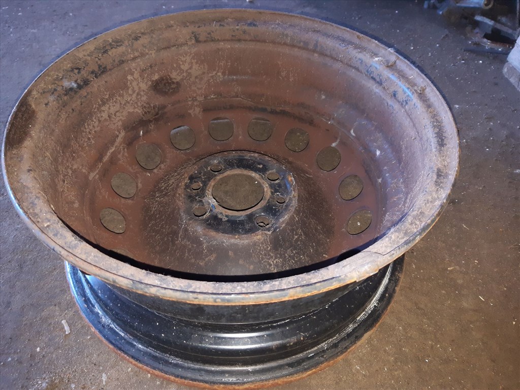 Fiat Punto II <p>Felni méret: 14"</p><p>Felni szélesség: 5.5</p><p>Furatszám: 4</p><p>Osztókör: 100.0</p><p>ET szám: ET35</p><p>Agy Átmérõ: 56.0</p><p>Állapot: Normál</p><p>Érdeklõdéskor hivatkozzon erre: KIN-65927</p><p>Bármire van szüksége hívjon bizalommal!<br>Kizárólag munkaidõben hétfõtõl - péntekig 8-12 13-16 óráig!<br>Alkatrészek széles választékban!<br>Hivatalos Regisztrált Autobontó Kecel!<br>Vásároljon Megbízható Helyrõl Beszerelési Garanciával Profiktól!</p> 1. kép