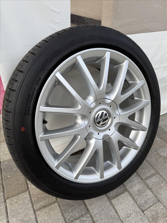  5x112, 17" használt gyári vw alufelni, rajta 225/45 újszerű Falken nyári gumi  1. kép