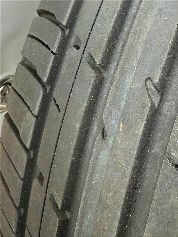  5x112, 17" használt gyári vw alufelni, rajta 225/45 újszerű Falken nyári gumi  2. kép