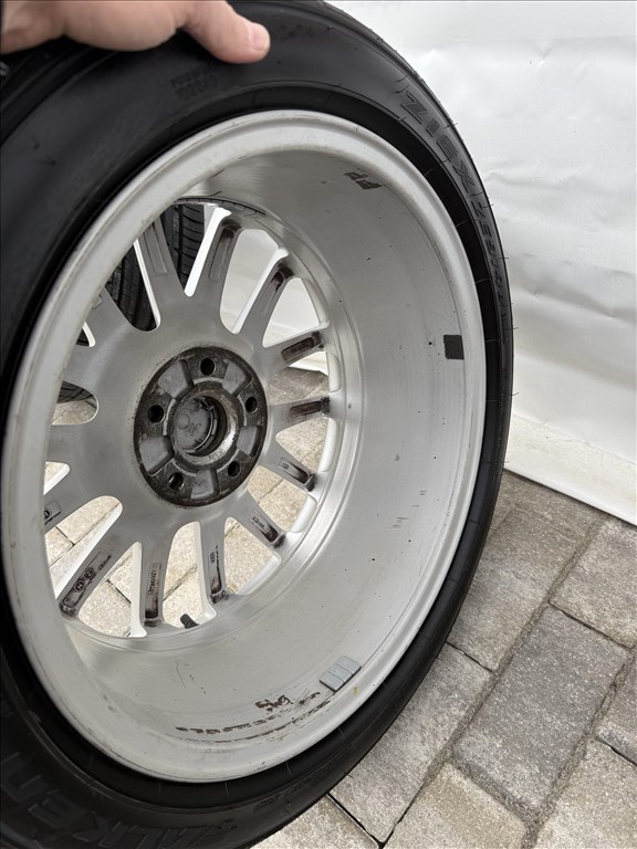  5x112, 17" használt gyári vw alufelni, rajta 225/45 újszerű Falken nyári gumi  3. kép