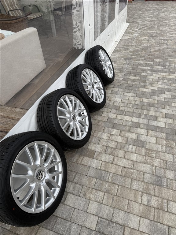  5x112, 17" használt gyári vw alufelni, rajta 225/45 újszerű Falken nyári gumi  4. kép
