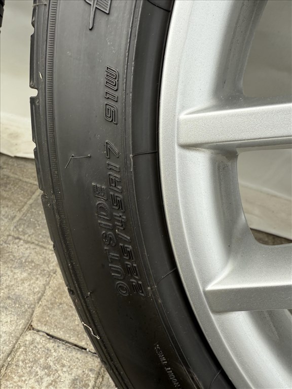  5x112, 17" használt gyári vw alufelni, rajta 225/45 újszerű Falken nyári gumi  5. kép