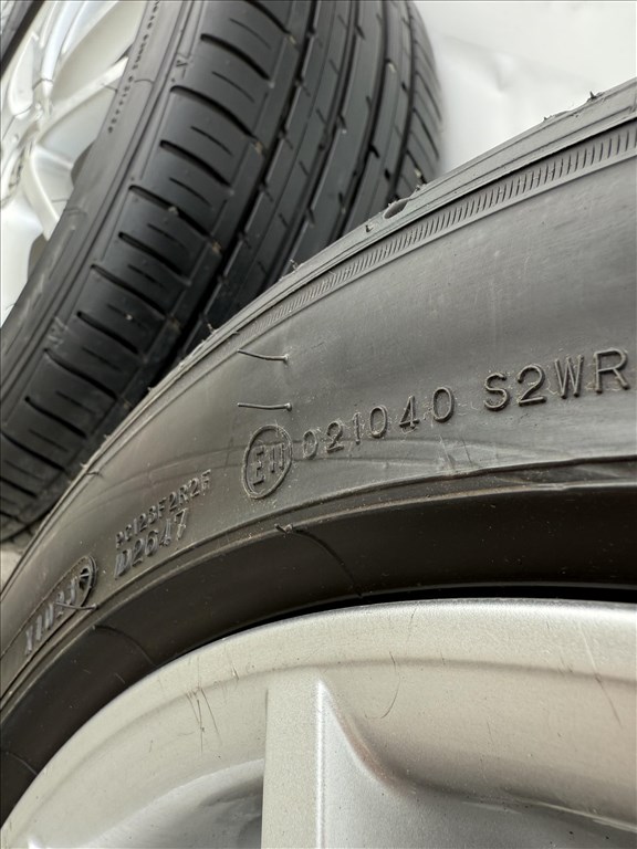  5x112, 17" használt gyári vw alufelni, rajta 225/45 újszerű Falken nyári gumi  6. kép