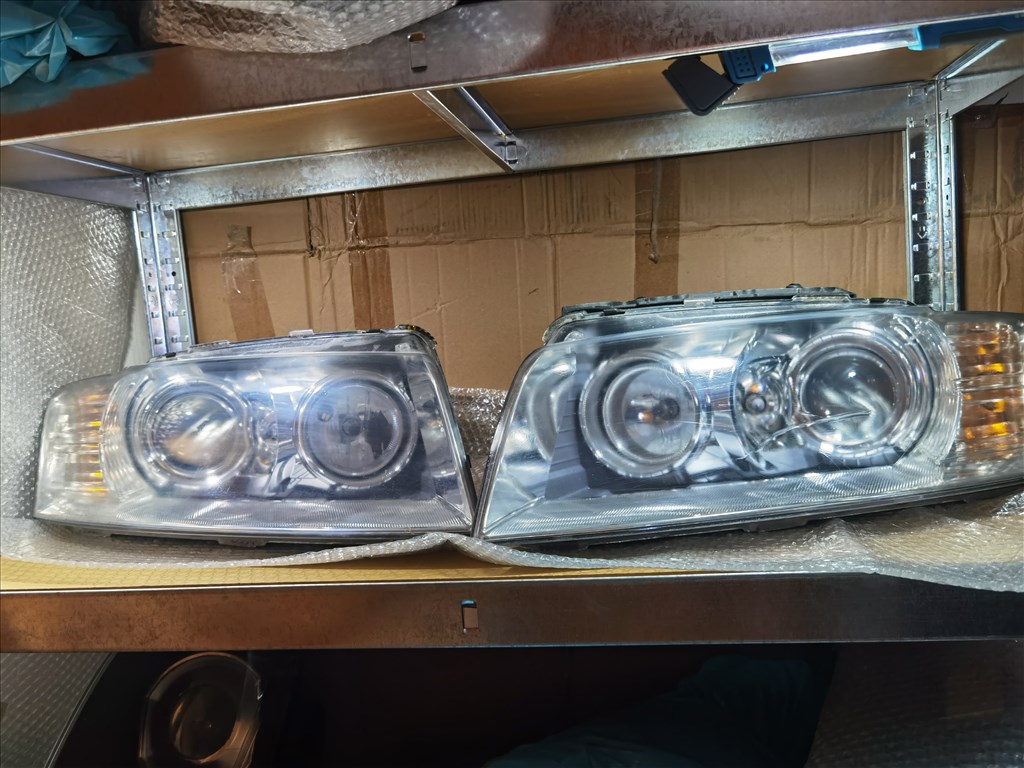 Audi A8 (D3 - 4E) D3 - 4E A8 D3 kis maszkos xenon kanyarkövető fény 1. kép