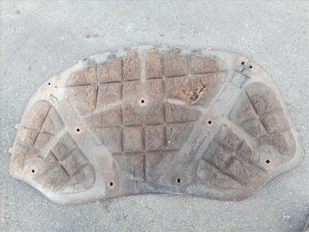 Volkswagen Passat B6 gépháztető szigetelés  4. kép