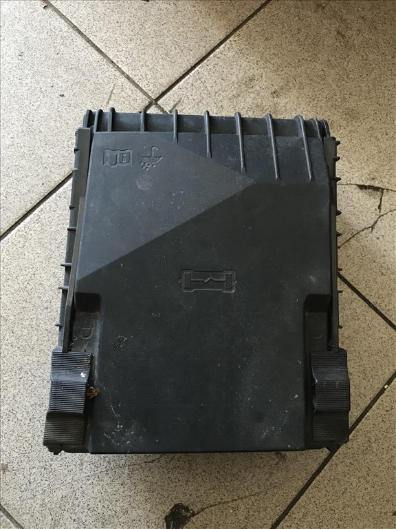 Skoda Octavia II 1,6 FSI BLF - biztosíték tábla 1k0937124k 1. kép