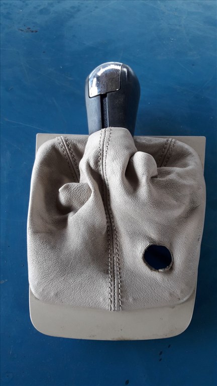 Skoda Octavia II Váltó Gomb  Váltó Szoknya 1Z1 711 113 G 1. kép