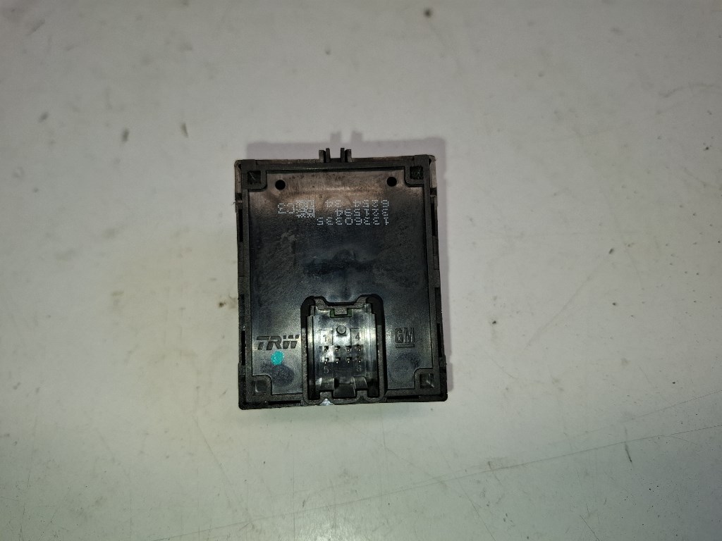 Opel Adam bal elsõ ablakemelõ kapcsoló 13360335 3. kép