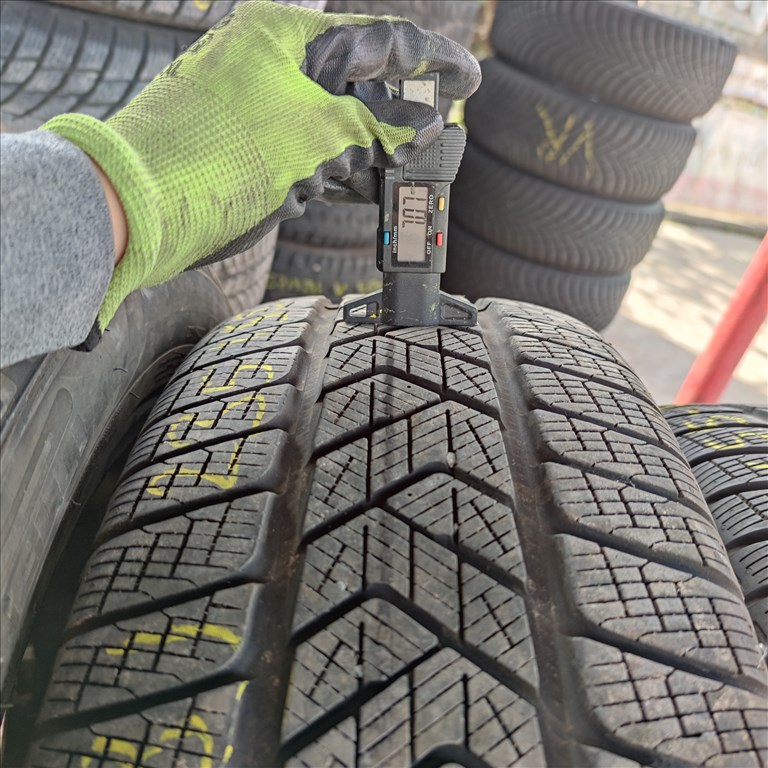  235/55 R18 Pirelli téli gumi 89000ft a 4db/293/ 3. kép