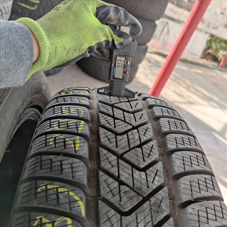 235/55 R18 Pirelli téli gumi 89000ft a 4db/293/ 4. kép