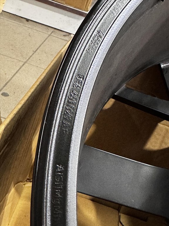 R19 Orignal Seat 8j ET43 - 5FA 601 025AF /  5FA601025AF 1db felni alufelni 5. kép