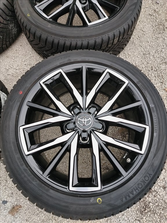 Toyota Corolla 17" (gyári felni) alufelni, 225/45r17 új Yokohama téli gumi  3. kép