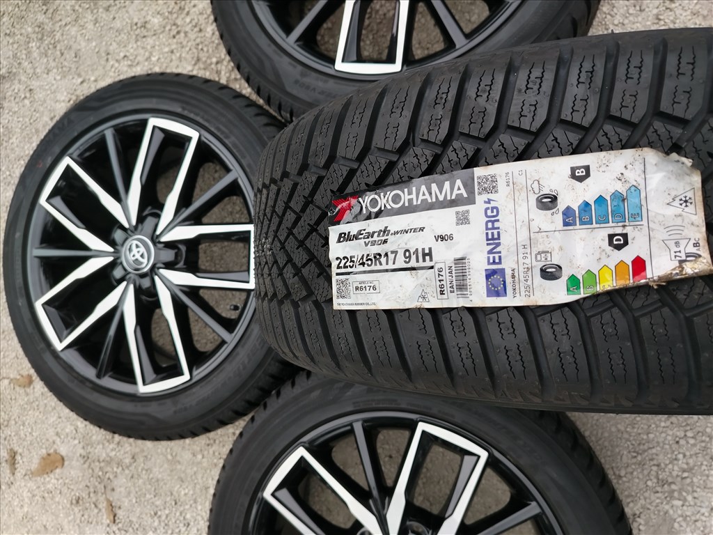 Toyota Corolla 17" (gyári felni) alufelni, 225/45r17 új Yokohama téli gumi  7. kép