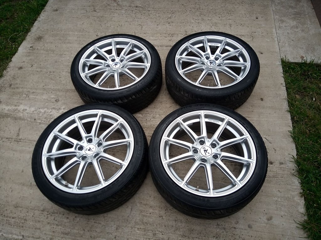  5x112 lyukosztású 18" újszerű magnézium felni, rajta 225/40 új nyári gumi gumi  1. kép