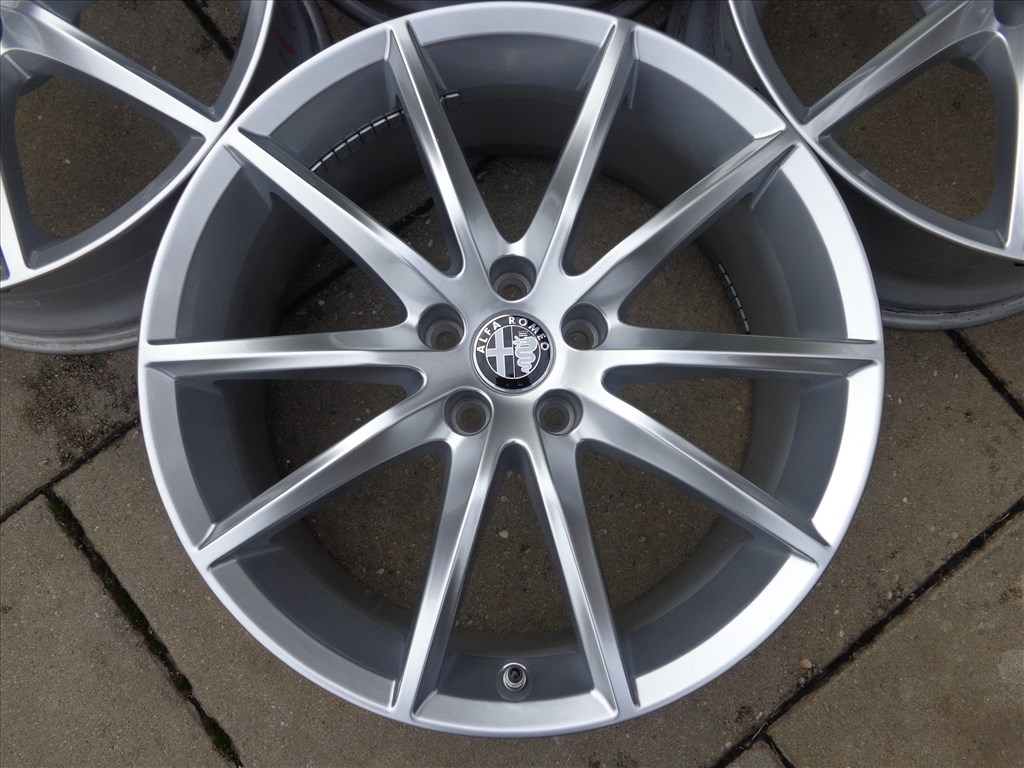 Alfa Romeo Stelvio gyári alufelnik  2. kép