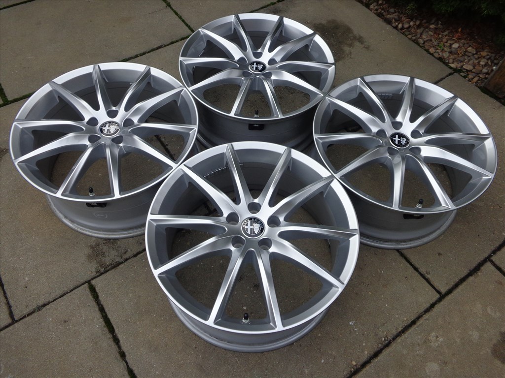 Alfa Romeo Stelvio gyári alufelnik  8. kép