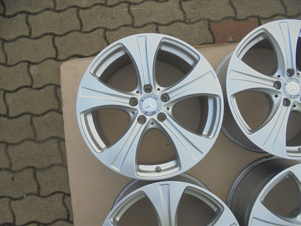 Újszerű Gyári 18-as szenzoros Mercedes alufelni eladó 2. kép