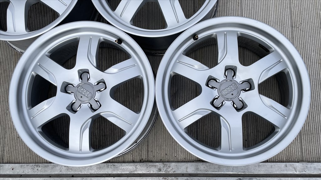  5x112 lyukosztású 7,5J 17" újszerű gyári AUDI A5 alufelni 8T0601025B 3. kép