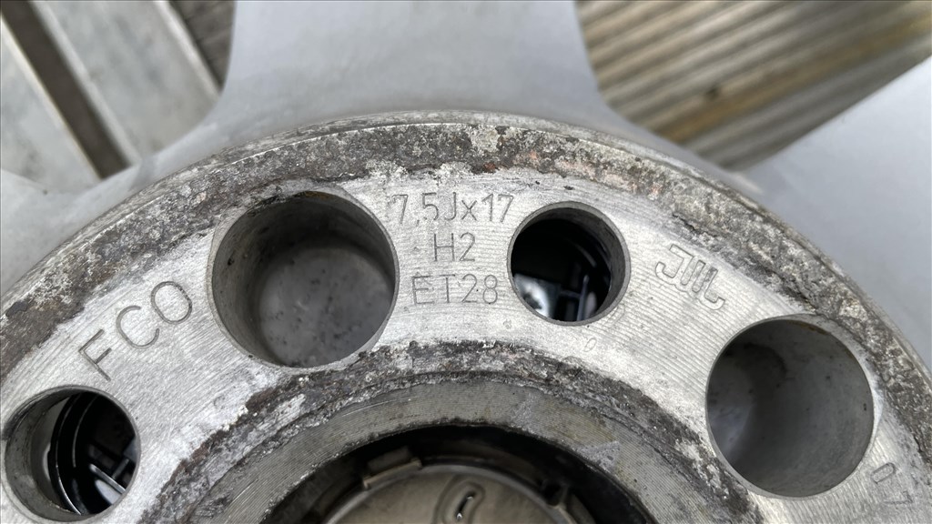  5x112 lyukosztású 7,5J 17" újszerű gyári AUDI A5 alufelni 8T0601025B 5. kép