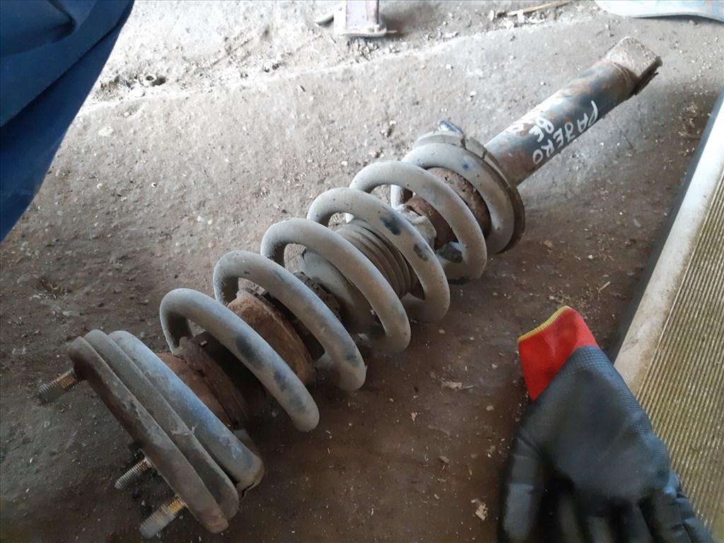 Mitsubishi Pajero Bal Elsõ Lengéscsillapító  Rugó 1. kép