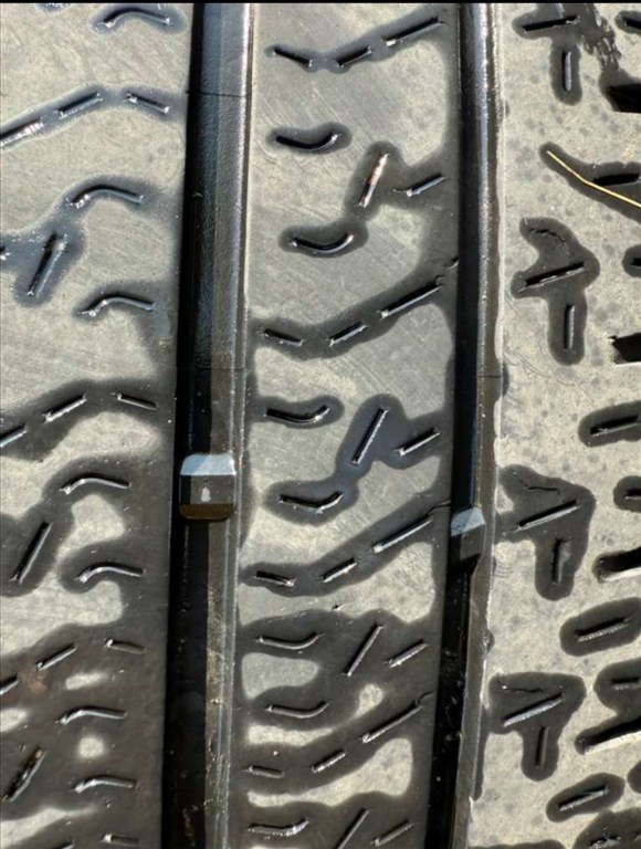  5x118 lyukosztású 16" újszerű lemezfelni, rajta 225/75 használt Michelin teherautó gumi gumi  2. kép