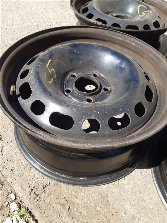 Citroen C5 08- <p>Felni méret: 16"</p><p>Felni szélesség: 7.0</p><p>Furatszám: 5</p><p>Osztókör: 108.0</p><p>ET szám: ET32</p><p>Agy Átmérõ: 64.0</p><p>Állapot: Normál</p><p>Érdeklõdéskor hivatkozzon erre: KIN-40151</p><p>Bármire van szüksége hívjon bizalommal!<br>Kizárólag munkaidõben hétfõtõl - péntekig 8-12 13-16 óráig!<br>Alkatrészek széles választékban!<br>Hivatalos Regisztrált Autobontó Kecel!<br>Vásároljon Megbízható Helyrõl Beszerelési Garanciával Profiktól!</p> 30000 1. kép