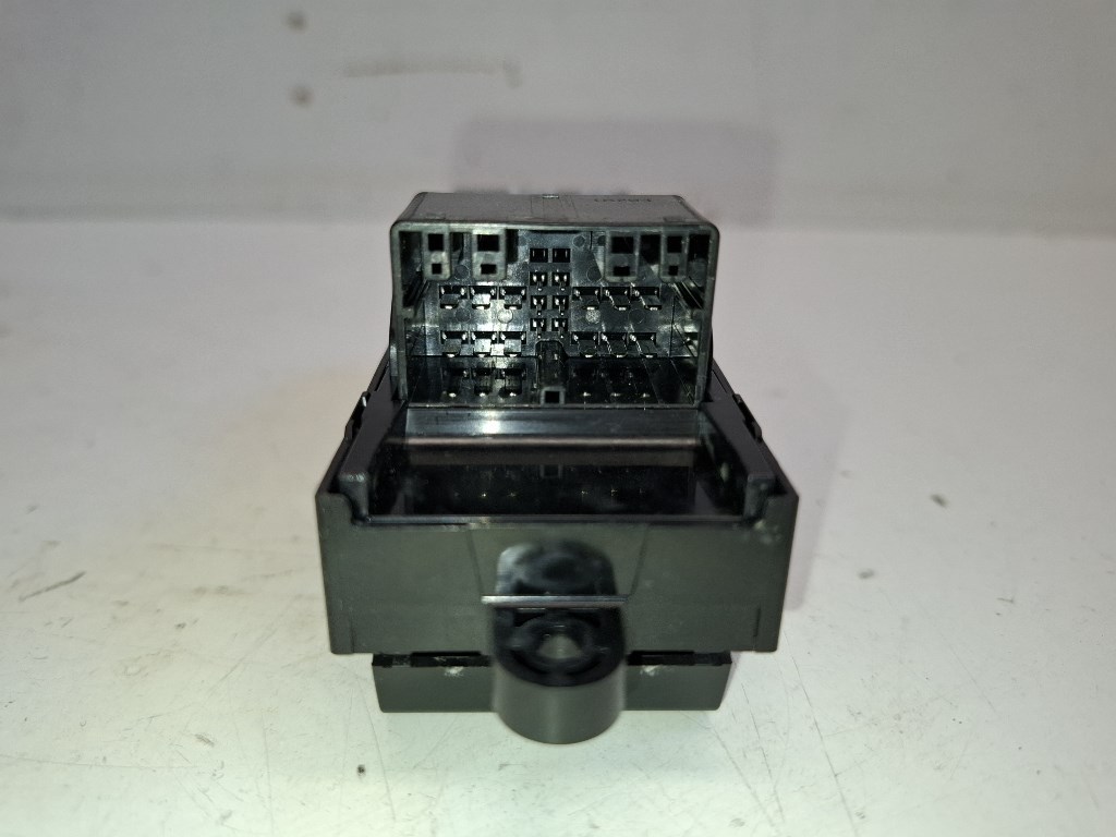 Suzuki Ignis bal elsõ ablakemelõ kapcsoló 3. kép