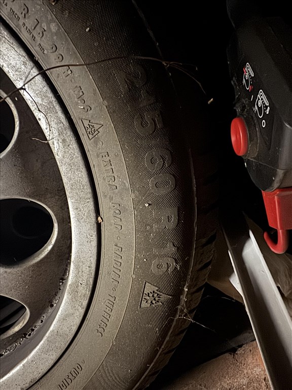  16" használt (gyári felni) alufelni, rajta 215/60 újszerű Continental téli gumi gumi  2. kép