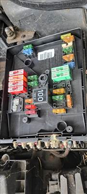 Audi A3 (8P) 2.0 TDI biztosítéktábla motortér