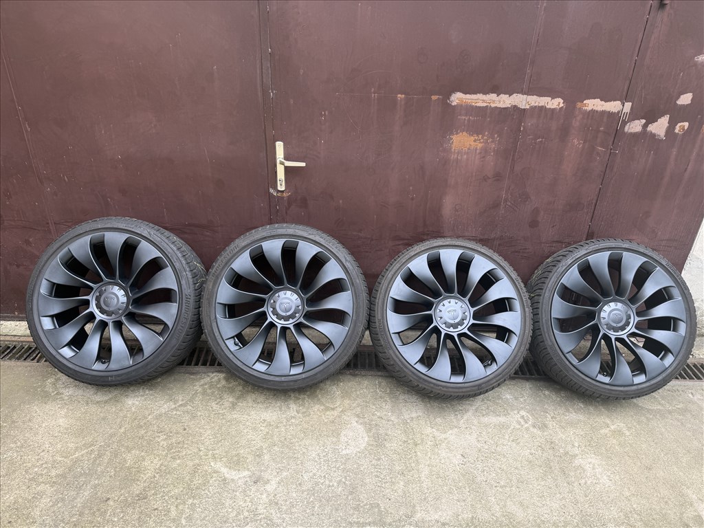 Tesla Model Y Performance 21" Überturbine Bridgestone Blizzak LM005 téli garnitúra jó állapotban 1. kép