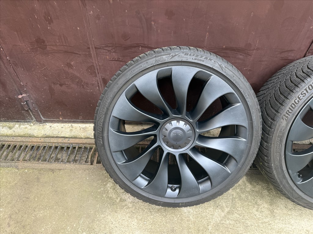Tesla Model Y Performance 21" Überturbine Bridgestone Blizzak LM005 téli garnitúra jó állapotban 2. kép