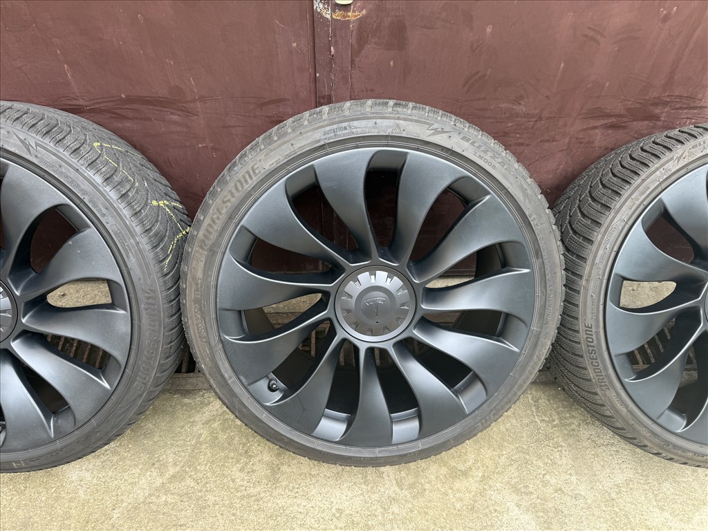 Tesla Model Y Performance 21" Überturbine Bridgestone Blizzak LM005 téli garnitúra jó állapotban 3. kép