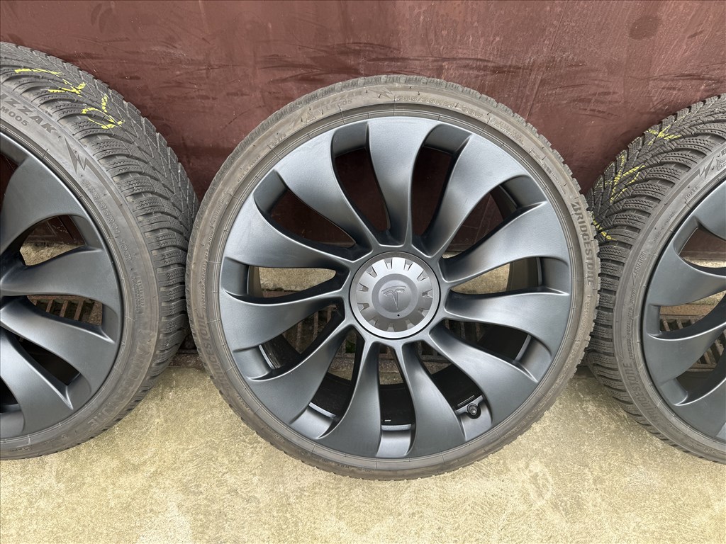 Tesla Model Y Performance 21" Überturbine Bridgestone Blizzak LM005 téli garnitúra jó állapotban 4. kép